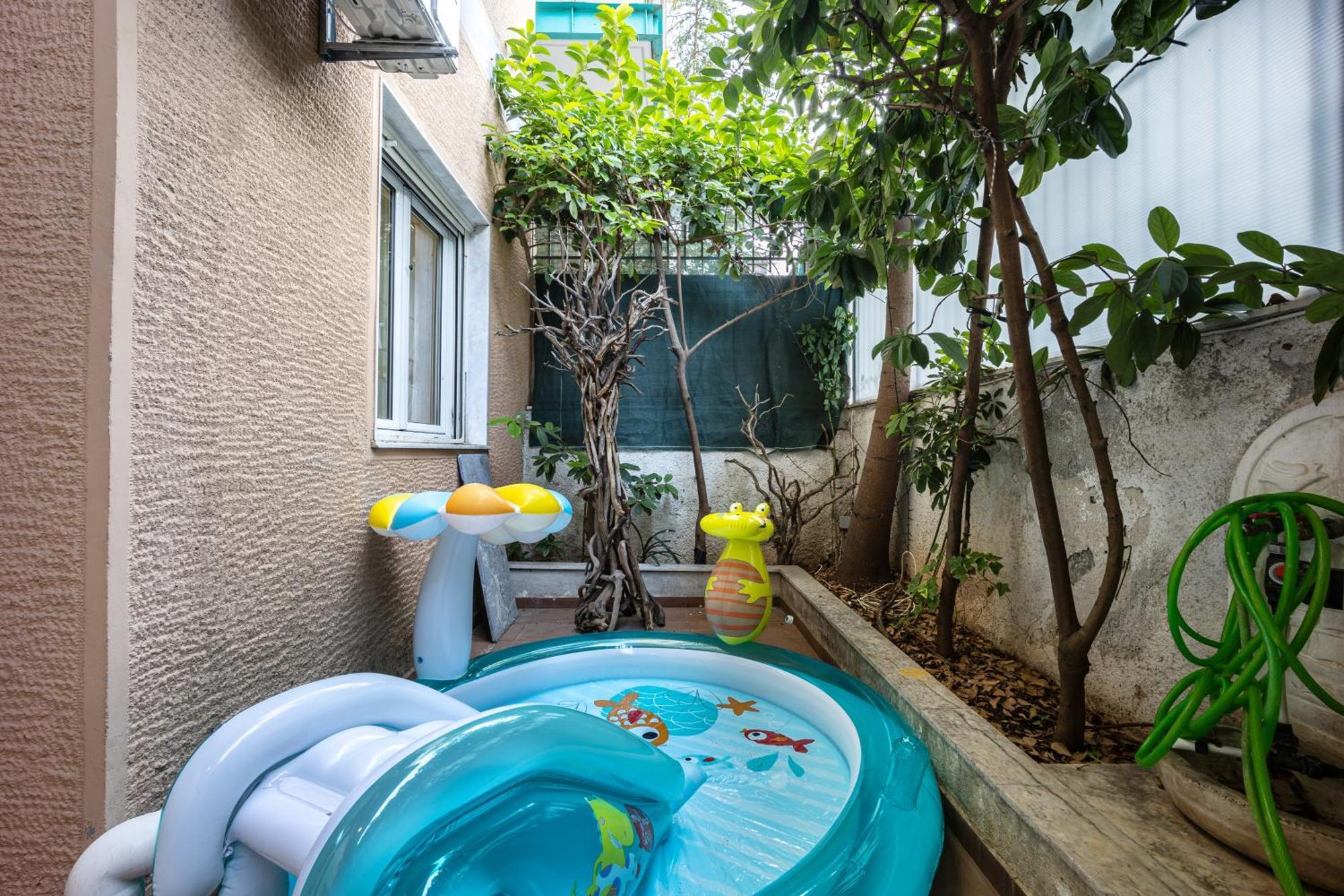 Spacious Garden Apartment